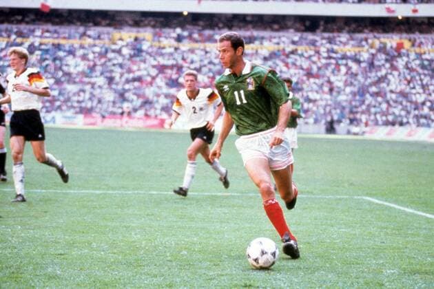 Luis Alves Zague (Mexiko) am Ball, hi. Strunz (Mitte) und Effenberg (beide Deutschland, li.) Fußball Länderspiel Herren Freundschaftsspiel 1993, Nationalteam, Nationaltrikot, Mexiko - Deutschland 0:0 Einzelbild Mexiko City Dynamik,