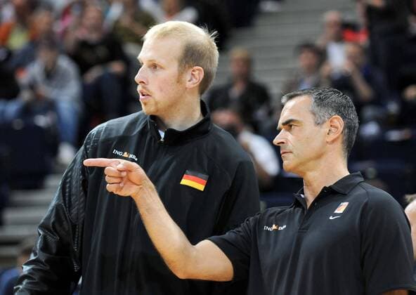 Chris Kaman im Gespräch mit Bundestrainer Dirk Bauermann (beide Deutschland) Basketball Länderspiel Herren Freundschaftsspiel 2008, Test, Testspiel, Nationalmannschaft Gruppe Hamburg