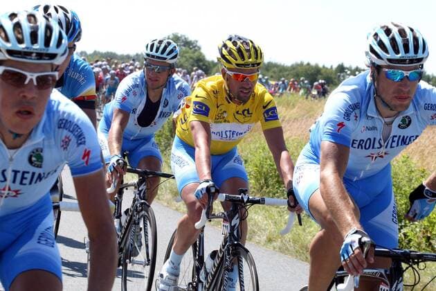 Team Gerolsteiner, mit Stefan Schumacher (Mitte), Markus Fothen (re.), Robert Förster (hi., alle Deutschland) und Bernhard Kohl (Österreich, li.) -  Radsport Herren Tour de France 2008, Straßenradsport, Straße, Rad Gruppe 5. Etappe: Cholet - Chateauroux