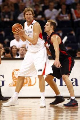 Dirk Nowitzki (Deutschland, li.) gegen Levon Kendall (Kanada) Basketball Länderspiel Herren Freundschaftsspiel 2008, Test, Testspiel, Nationalmannschaft, Nationaltrikot, Deutschland - Kanada Gruppe Hamburg Dynamik,