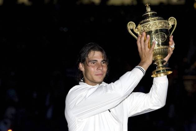 Rafael Nadal (Spanien), Sieger der All England Championships 2008, präsentiert den Pokal Tennis Herren All England Championships 2008, Grand Slam, ATP Tour, Finale Einzelbild Wimbledon London Freude,