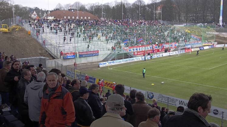 Fußball, Stadiongeschichte Wuppertaler SV Wuppertaler Fans trotz der Umbauarbeiten im Stadion am Zoo, Heimspielstätte des Wuppertaler SV Fußball Herren Regionalliga Nord 2007 2008, 3. Liga, Wuppertaler SV Totale Stadion am Zoo Wuppertal