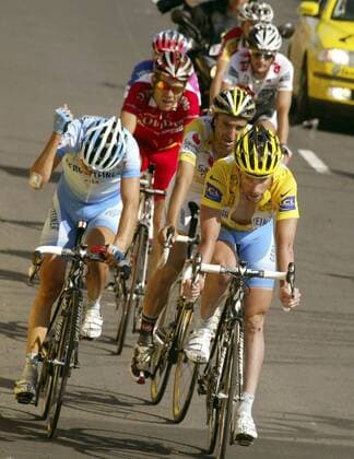 Stefan Schumacher (Deutschland Gerolsteiner, re.) erreicht nach seinem Sturz das Ziel der 6. Etappe Radsport Herren Tour de France 2008, Straßenradsport, Straße, Rad Gruppe 6. Etappe: Aigurande - Super Besse
