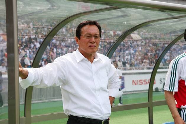 Trainer Kunishige Kamamoto (Japan Stars) -  (2008060802053570) Fußball Herren Take Action 2008 Plus One, Benefiz, Benefizspiel Einzelbild Kanagawa Yokohama Skepsis,