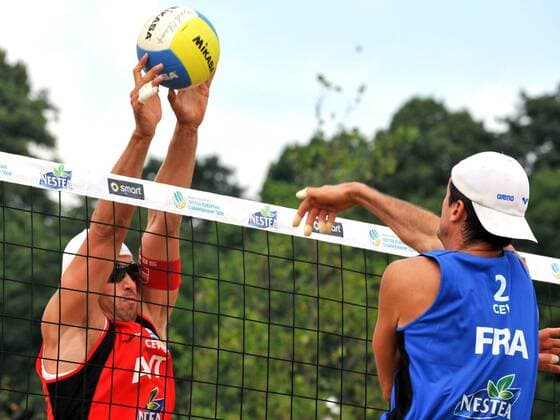 Guilhelm Deulofeu (Frankreich, re.) gegen Florian Gosch (Österreich) -  Beachvolleyball EM Herren Europameisterschaft 2008, Nestea European Championship Tour, Beach Gruppe Hamburg Dynamik,