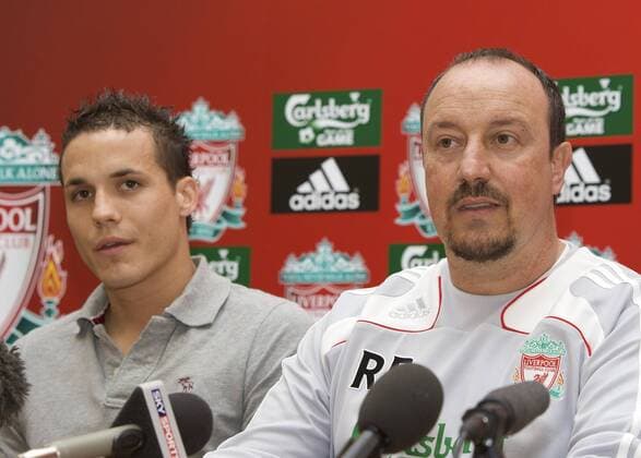Trainer Rafael Benitez (re.) präsentiert Neuzugang Philipp Degen (beide Liverpool) -  Fußball Herren English Premier League 2008 2009, 1. Englische Liga, FC Liverpool Gruppe Liverpool