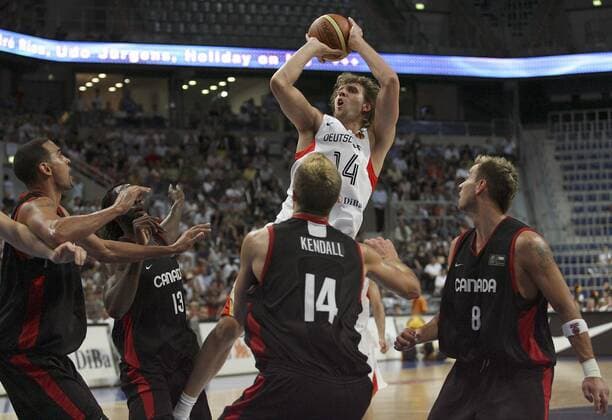Dirk Nowitzki (Deutschland, Mitte, hi.) umringt von vier Kanadiern Basketball Länderspiel Herren Freundschaftsspiel 2008, Test, Testspiel, Nationalteam, Nationaltrikot, Deutschland - Kanada 84:74 Gruppe Mannheim Dynamik, Überlegenheit,