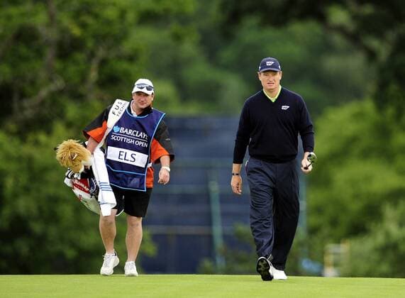 Ernie Els (Südafrika, re.) mit seinem Caddie Ricci Roberts - EDITORIAL USE ONLY. No use with unauthorised audio, video, data, fixture lists, club league logos or live services. Online in-match use limited to 120 images, no video emulation. No use in betting, games or single club league player publications. Golf Herren The Barclays Scottish Open 2008, PGA European Tour Gruppe Glasgow