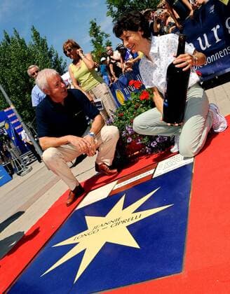 Jeannie Longo Ciprelli (Frankreich TPF Team Les Carroz, re.) bekommt am Platz der Radchampions auf dem Walk of Fame einen eigenen Stern -  Radsport Damen Österreich Rundfahrt 2008, Österreichrundfahrt, Straßenradsport, Straße, Rad Gruppe Podersdorf