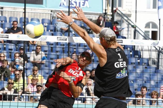 Igor Kolodinsky (Russland, li.) gegen Stefan Uhmann (Deutschland) Beachvolleyball EM Herren Europameisterschaft 2008, Nestea European Championship Tour, Beach Gruppe Hamburg Dynamik,
