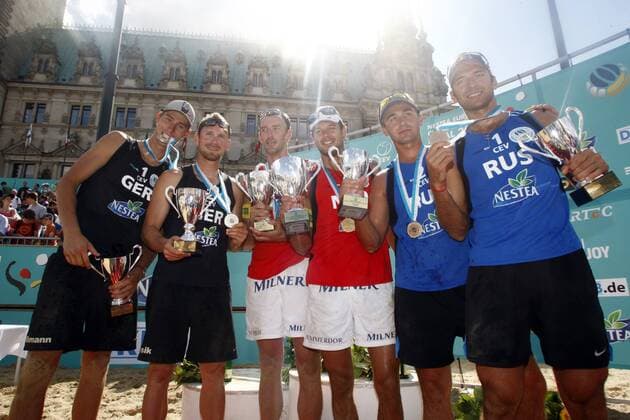 Siegerehrung EM 2008, v.li.: Vizeeuropameister Stefan Uhmann und Kay Matysik (beide Deutschland), Europameister Richard Schuil und Reinder Nummerdor (beide Niederlande) und Dmitri Barsouk und Igor Kolodinsky (beide Rußland) Beachvolleyball EM Herren Europameisterschaft 2008, Nestea European Championship Tour, Beach Gruppe Hamburg Freude,