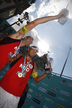 Richard Schuil (li.) und Reinder Nummerdor (beide Niederlande) - Europameister 2008 Beachvolleyball EM Herren Europameisterschaft 2008, Nestea European Championship Tour, Beach Gruppe Hamburg Freude, Begeisterung,