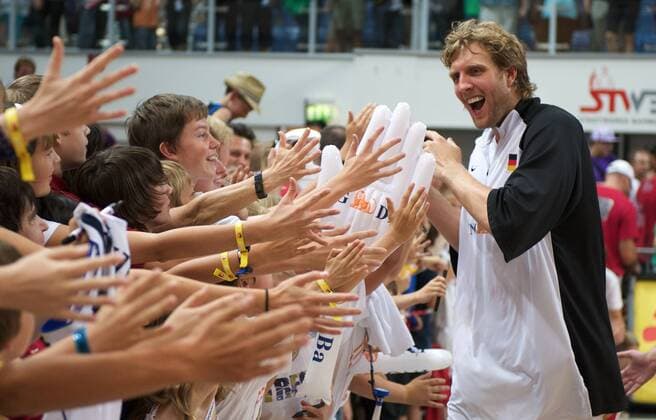 Dirk Nowitzki (Deutschland) klatscht mit den Fans ab Basketball Länderspiel Herren Supercup 2008, Super Cup, Nationalmannschaft Gruppe Bamberg Freude,