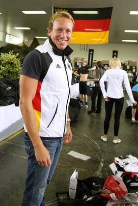 Lars Conrad (Deutschland) anlässlich der offiziellen Ausgabe der Olympiabekleidung Schwimmen OS Sommer Herren Vorschau Olympische Spiele Peking 2008, Sommerspiele, Einkleidung, Kollektion, Olympiakollektion Einzelbild Mainz