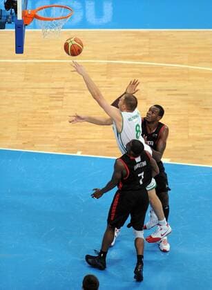 Samuel Dalembert (re.) und Olu Famutimi (vorn, beide Kanada) gegen Radoslav Nesterovic (Slowenien) Basketball Länderspiel Herren Olympiaqualifikation 2008, Olympia Qualifikation, Nationalmannschaft, Nationaltrikot, Gruppe Athen Dynamik,