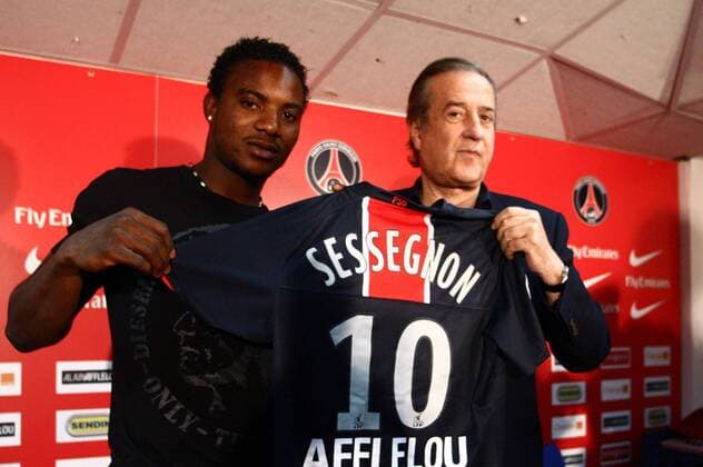 Präsident Charles Villeneuve (re.) und Neuzugang Stephane Sessegnon (beide Paris St. Germain) -  (pan26867) Fußball Herren Ligue 1 2008 2009, 1. Französische Liga, Paris Saint Germain, PSG, Pressekonferenz, Pressetermin Gruppe Paris