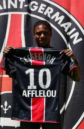 Neuzugang Stephane Sessegnon (Paris St. Germain) mit seinem Trikot -  (pan26867) Fußball Herren Ligue 1 2008 2009, 1. Französische Liga, Paris Saint Germain, PSG, Pressekonferenz, Pressetermin Einzelbild Paris