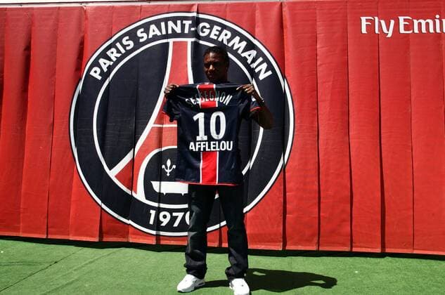 Neuzugang Stephane Sessegnon (Paris St. Germain) mit seinem Trikot -  (pan26867) Fußball Herren Ligue 1 2008 2009, 1. Französische Liga, Paris Saint Germain, PSG, Pressekonferenz, Pressetermin Einzelbild Paris