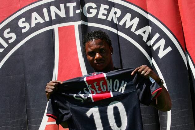 Neuzugang Stephane Sessegnon (Paris St. Germain) mit seinem Trikot -  (pan26867) Fußball Herren Ligue 1 2008 2009, 1. Französische Liga, Paris Saint Germain, PSG Einzelbild Paris