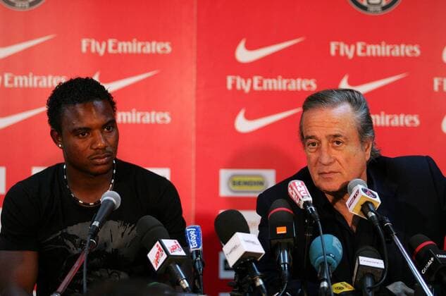 Neuzugang Stephane Sessegnon (li.) und Präsident Charles Villeneuve (beide Paris St. Germain) -  (pan26867) Fußball Herren Ligue 1 2008 2009, 1. Französische Liga, Paris Saint Germain, PSG, Pressekonferenz, Pressetermin Gruppe Paris