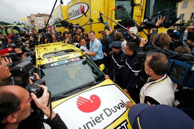 Aufgrund von Dopingvorwürfen gegen Riccardo Ricco (Italien) bricht dessen Team Saunier Duval Scott die Tour de France 2008 vor der 12 Etappe ab, was ein großes Medieninteresse auslöst -  Radsport Herren Tour de France 2008, Straßenradsport, Straße, Rad, Vdig Totale o0 Abbruch Rückzug Ausstieg 12. Etappe: Lavelanet - Narbonne