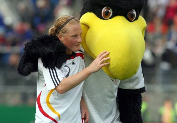 Melanie Behringer (Deutschland) und DFB Maskottchen Paule Fußball Länderspiel Damen Freundschaftsspiel 2008, Test, Testspiel, Frauen Frauenfußball Nationalmannschaft, Nationaltrikot Gruppe Unterhaching