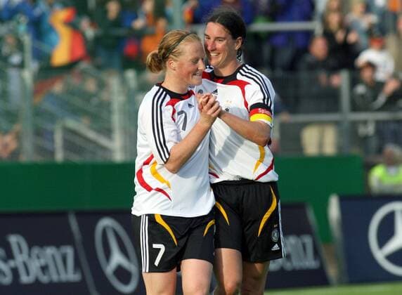 Melanie Behringer (li.) und Birgit Prinz (beide Deutschland) - Torjubel Fußball Länderspiel Damen Freundschaftsspiel 2008, Test, Testspiel, Frauen Frauenfußball Nationalmannschaft, Nationaltrikot Gruppe Unterhaching