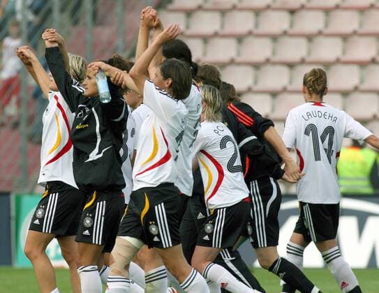 Schlussjubel Deutschland Fußball Länderspiel Damen Freundschaftsspiel 2008, Test, Testspiel, Frauen Frauenfußball Nationalmannschaft, Nationaltrikot Totale Unterhaching