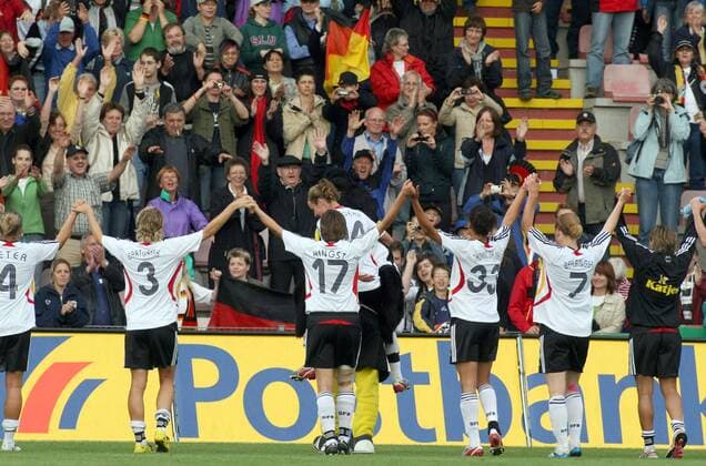 Schlussjubel Deutschland, v.li.: Peter, Saskia Bartusiak, Ariane Hingst, Celia Okoyino da Mbabi, Melanie Behringer Fußball Länderspiel Damen Freundschaftsspiel 2008, Test, Testspiel, Frauen Frauenfußball Nationalmannschaft, Nationaltrikot Totale Unterhaching