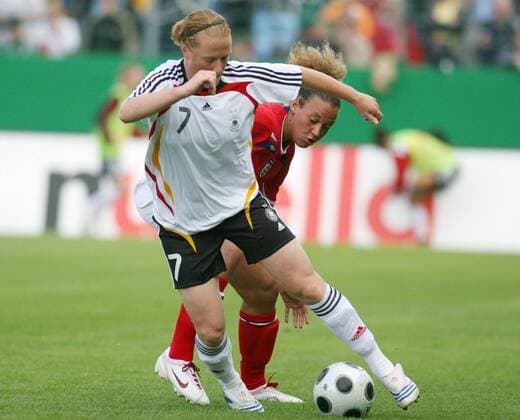 Melanie Behringer (Deutschland, li.) - Duell Fußball Länderspiel Damen Freundschaftsspiel 2008, Test, Testspiel, Frauen Frauenfußball Nationalmannschaft, Gruppe Unterhaching Dynamik,