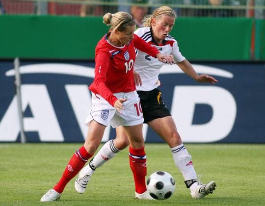 Kelly Smith (England, li.) gegen Kerstin Stegmann (Deutschland) Fußball Länderspiel Damen Freundschaftsspiel 2008, Test, Testspiel, Frauen, Frauenfußball, Nationalmannschaft, Nationaltrikot Gruppe Unterhaching Dynamik,