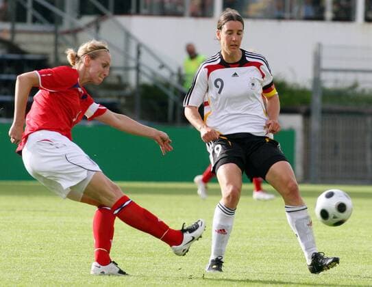 Faye White (England, li.) gegen Birgit Prinz (Deutschland) Fußball Länderspiel Damen Freundschaftsspiel 2008, Test, Testspiel, Frauen, Frauenfußball, Nationalmannschaft, Nationaltrikot Gruppe Unterhaching Dynamik,
