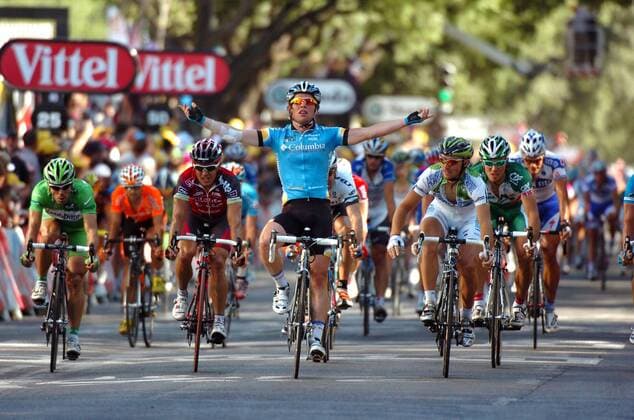 Mark Cavendish (Großbritannien Columbia, Mitte) gewinnt die 13. Etappe der Tour de France 2008 -  Radsport Herren Tour de France 2008, Straße, Rad, Straßenradsport Gruppe 13. Etappe: Narbonne - Nimes Freude,