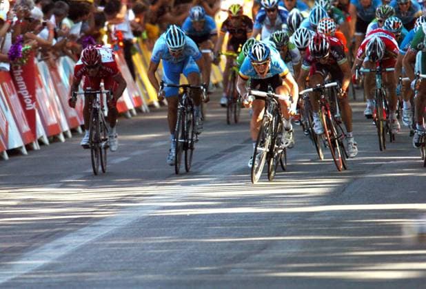 Radsport, Tour de France, Mark Cavendish - alle seine 35. Tour-Etappensiege Mark Cavendish (Großbritannien Columbia, Mitte) gewinnt den Massensprint auf der 13. Etappe der Tour de France 2008 -  Radsport Herren Tour de France 2008, Straße, Rad, Straßenradsport Gruppe 13. Etappe: Narbonne - Nimes Dynamik,