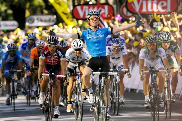 Mark Cavendish (Großbritannien Columbia, Mitte) gewinnt die 13. Etappe der Tour de France 2008 -  Radsport Herren Tour de France 2008, Straße, Rad, Straßenradsport Gruppe 13. Etappe: Narbonne - Nimes Freude,