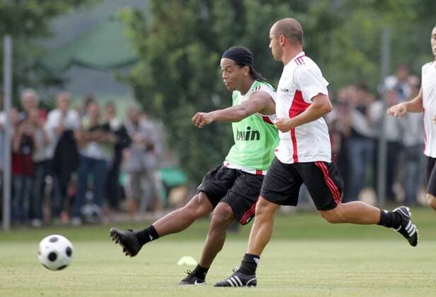 Ronaldinho (AC Mailand, li.) im Zweikampf - Fußball Herren Serie A 2008 2009, 1. Italienische Liga, AC Mailand, Training o0 Milan Gruppe Mailand Dynamik,