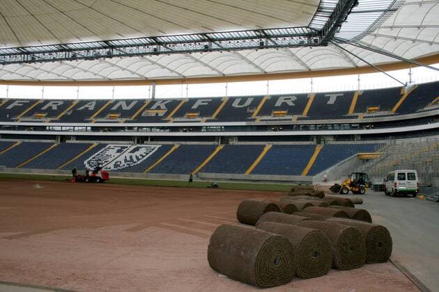 Verlegung eines neuen Rollrasens in der Commerzbank Arena, Heimspielstätte von Eintracht Frankfurt Fußball 1. BL Herren Saison 2008 2009, Eintracht Frankfurt Totale CommerzbankArena Frankfurt M.