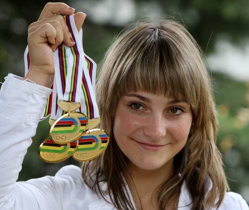 Juniorenweltmeisterin Kristina Vogel (Deutschland) präsentiert ihre Goldmedaillen Radsport Damen Bahnradsport 2008, Bahnrad, Bahn Rad, Fotoshooting Porträt Erfurt