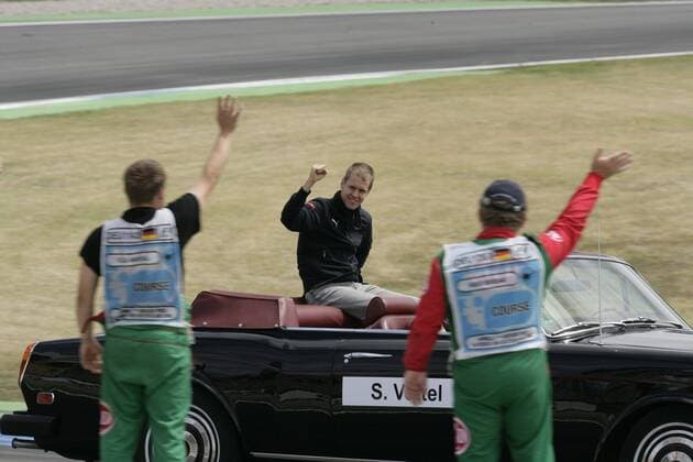 Sebastian Vettel (Deutschland Toro Rosso) winkt den Streckenposten aus Rolls Royce Corniche II Motorsport Grand Prix Herren Großer Preis von Deutschland 2008, Formel 1 Weltmeisterschaft, F1, F, GP, WM, Fahrerparade Gruppe Hockenheimring Hockenheim Freude,