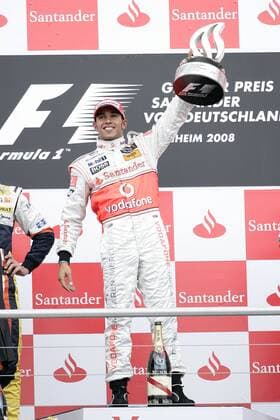 Lewis Hamilton (England McLaren Mercedes) gewinnt den Großen Preis von Deutschland 2008 und präsentiert die Trophäe Motorsport Grand Prix Herren Großer Preis von Deutschland 2008, GP, Formel 1 WM, F1, F Einzelbild Hockenheimring Hockenheim Freude,