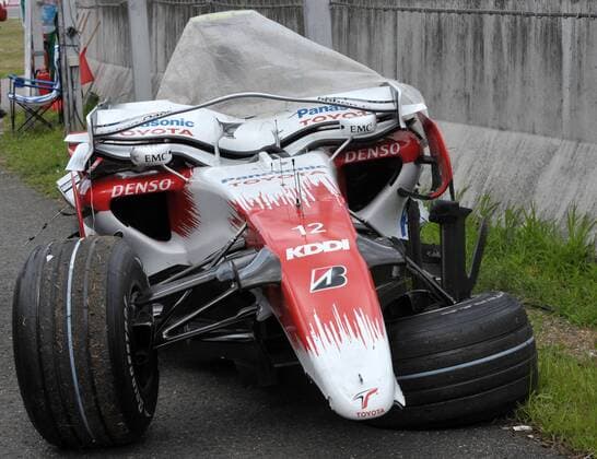 Völlig demolierter Bolide von Timo Glock (Deutschland Toyota) nach dessen Unfall -  Motorsport Grand Prix Herren Großer Preis von Deutschland 2008, Formel 1 Weltmeisterschaft, F1, F, GP, WM Einzelbild Hockenheimring Hockenheim