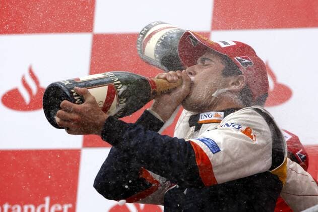 Nelson Piquet Jr. (Brasilien Renault) feiert seinen zweiten Platz beim GP von Deutschland 2008 mit Champagner Motorsport Grand Prix Herren Großer Preis von Deutschland 2008, GP, Formel 1 WM, F1, F Einzelbild Hockenheimring Hockenheim Freude,