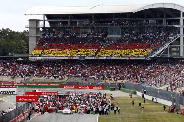Deutsche Motorsportfans präsentieren eine Choreografie in den Nationalfarben während der Startaufstellung zum GP von Deutschland 2008 Motorsport Grand Prix Herren Großer Preis von Deutschland 2008, GP, Formel 1 WM, F1, F Totale Hockenheimring Hockenheim