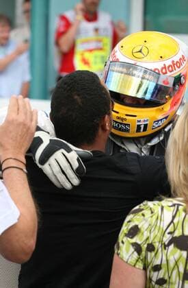 Lewis Hamilton (England McLaren Mercedes, hi.) gewinnt den GP von Deutschland 2008 und jubelt mit seinem Bruder Nicholas Motorsport Grand Prix Herren Großer Preis von Deutschland 2008, GP, Formel 1 WM, F1, F Gruppe Hockenheimring Hockenheim Freude,