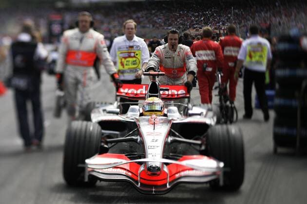 Lewis Hamilton (England McLaren Mercedes) wird in seinem Boliden geschoben -  Motorsport Grand Prix Herren Großer Preis von Deutschland 2008, Formel 1 Weltmeisterschaft, F1, F, GP, WM Einzelbild Hockenheimring Hockenheim