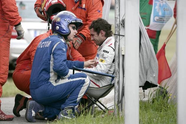 Timo Glock (Deutschland Toyota, re.) nach seinem Crash Motorsport Grand Prix Herren Großer Preis von Deutschland 2008, Formel 1 Weltmeisterschaft, F1, F, GP, WM Gruppe Hockenheimring Hockenheim