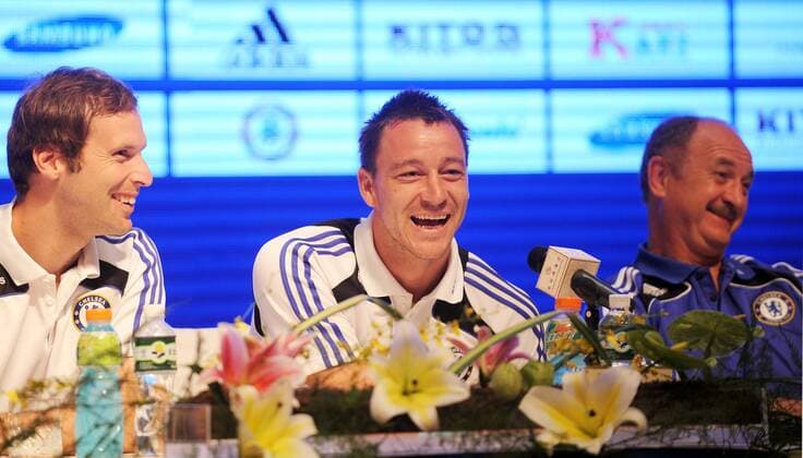 Torwart Petr Cech (li.), John Terry (Mitte) und Trainer Luiz Felipe Scolari (alle Chelsea) in Guangzhou -  Fußball Herren English Premier League 2008 2009, 1. Englische Liga FC London Gruppe Guangzhou Freude,