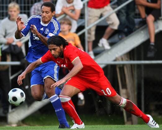 Jermaine Jones (Schalke, li.) gegen Mohamed Salmeen (Bahrain) -  Fußball Herren Saison 2008 2009, Test, Testspiel, FC Schalke 04 - Nationalmannschaft Bahrain, Nationaltrikot Gruppe Thal Dynamik,