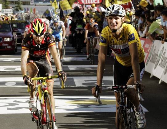 Alejandro Valverde (Spanien Caisse d Epargne, li.) und Fränk Schleck (Luxemburg CSC) kommen gemeinsam ins Ziel Radsport Herren Tour de France 2008, Straßenradsport, Straße, Rad, Gruppe 17. Etappe: Embrun - L Alpe d Huez, LAlpe, dHuez