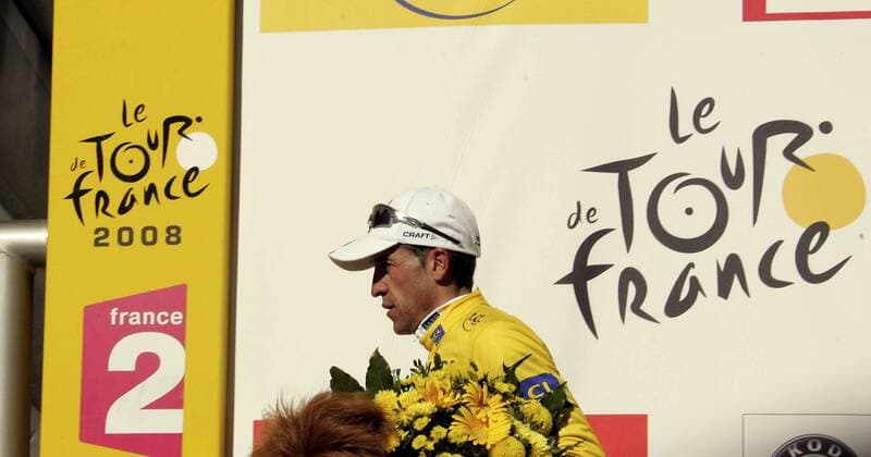 Carlos Sastre (Spanien CSC) nach der 17. Etappe der Tour de France 2008 von Embrun nach L Alpe d Huez im gelben Trikot Radsport Herren Tour de France 2008, Straßenradsport, Straße, Rad, Einzelbild 17. Etappe: Embrun - L Alpe d Huez, LAlpe, dHuez